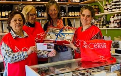 Entrega de la cesta donada por ALANDALUS CLUB-GOURMET