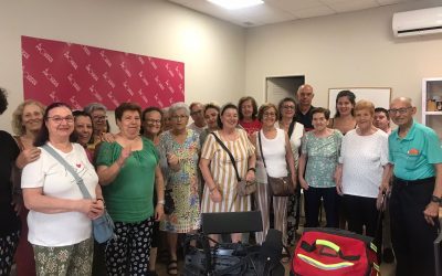 La Asociación de Bomberos de Sevilla junto con la Fundación Iturri participan en un taller sobre prevención de incendios a los mayores de Los Pajaritos