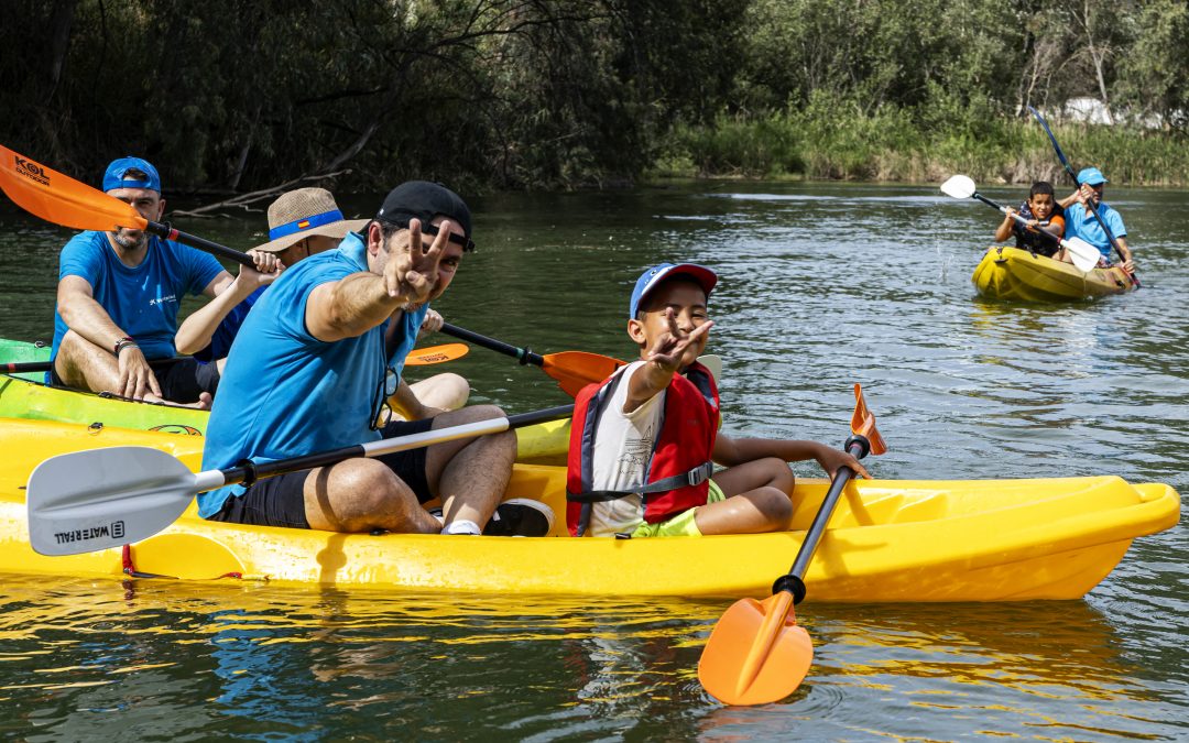 40 niños de Los Pajaritos conquistan el Guadalquivir en una jornada de kayak, deporte y superación