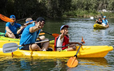 40 niños de Los Pajaritos conquistan el Guadalquivir en una jornada de kayak, deporte y superación