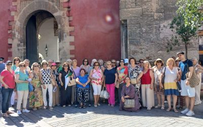 40 mayores de Los Pajaritos descubren los secretos de los Reales Alcázares en una visita guiada por sus propios voluntarios